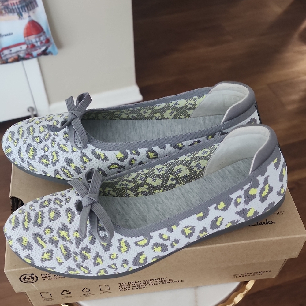 Clarks Women's Gray and Yellow Pattern Flats
